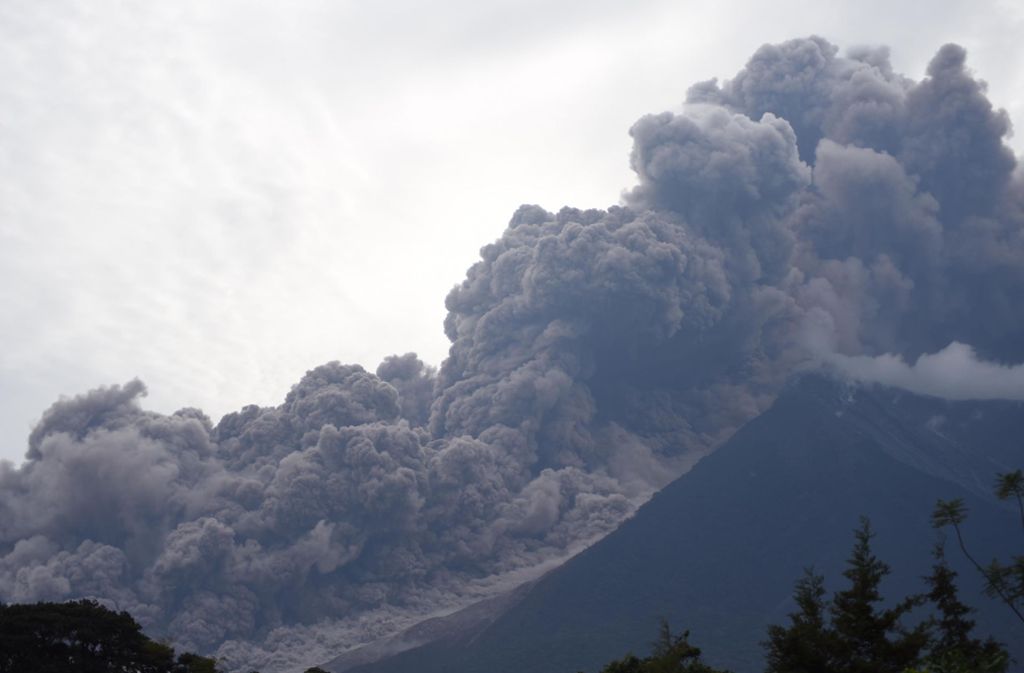 Riesige Rauchwolken türmen sich über dem Vulkan.