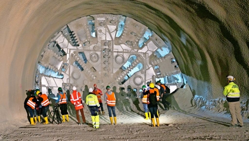  Die überdimensionale Vortriebsmaschine mit ihrem großen Schneidrad fährt im Boßlertunnel erstmals durch einen vorab herkömmlich hergestellten Abschnitt – das ist auf dieser Länge weltweit einmalig und eine Premiere in Deutschland. 