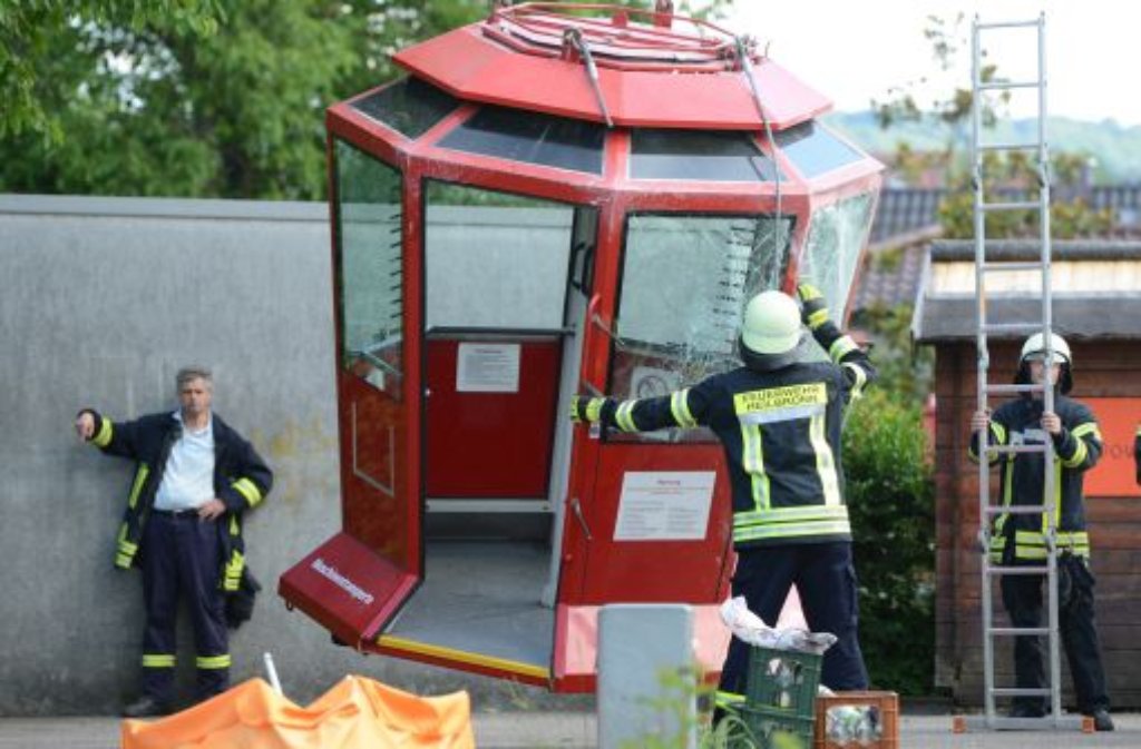 Der Kran, der am Samstag bei einem Schulfest in Neuenstadt bei Heilbronn in ein Haus gestürzt ist, ist in der Nacht zu Sonntag von der Feuerwehr geborgen worden.