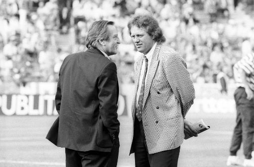 Der damalige Präsident des VfB, Gerhard Mayer-Vorfelder (links) mit Trainer Arie Hahn beim Uefa-Cup-Finale gegen den SSC Neapel. Foto: Pressefoto Baumann
