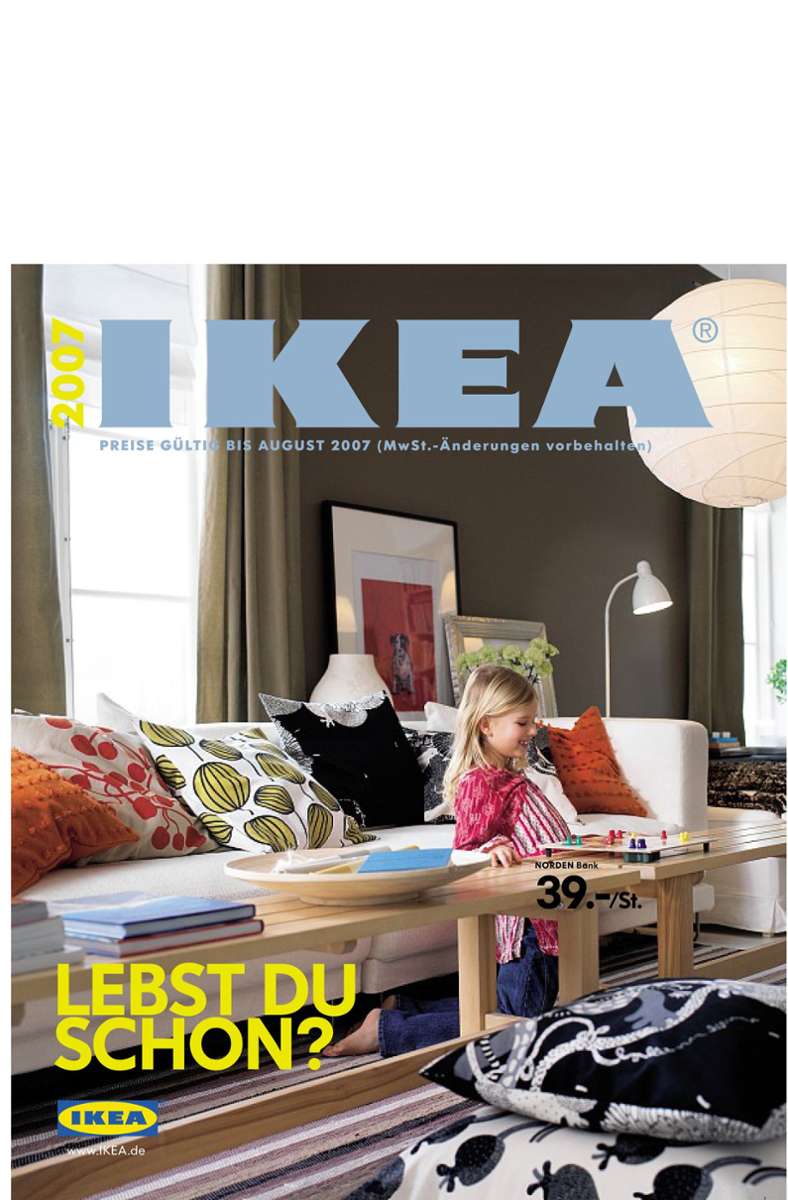 „Wohnst du noch oder lebst du schon?“ – der berühmt gewordene Slogan prangt 2007 auf dem Ikea-Cover, erfunden wurde er schon einige Jahre früher. Viele Kissen, Holz, behaglich dunkle Wände – das alles entspricht auch den Stilkriterien des aktuellen, aus Dänemark kommenden „Hygge“-Trends.