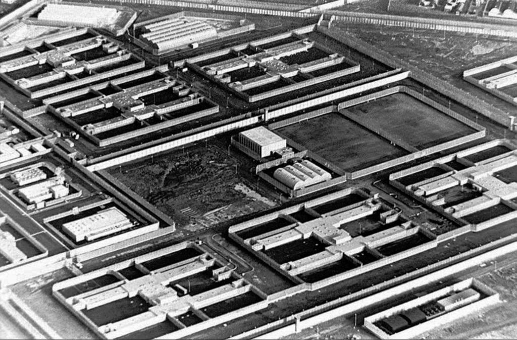 1983: Das nordirische Hochsicherheitsgefängnis Maze Prison war immer wieder Schauplatz von Ausbrüchen. Der spektakulärste Coup gelang 38 IRA-Mitgliedern im Jahr 1983. Mit geschmuggelten Waffen kaperten sie einen Essenstransporter, töten vier Wärter und entkamen. 17 von ihnen sind bis heute untergetaucht. 2000 wurde die Haftanstalt geschlossen.