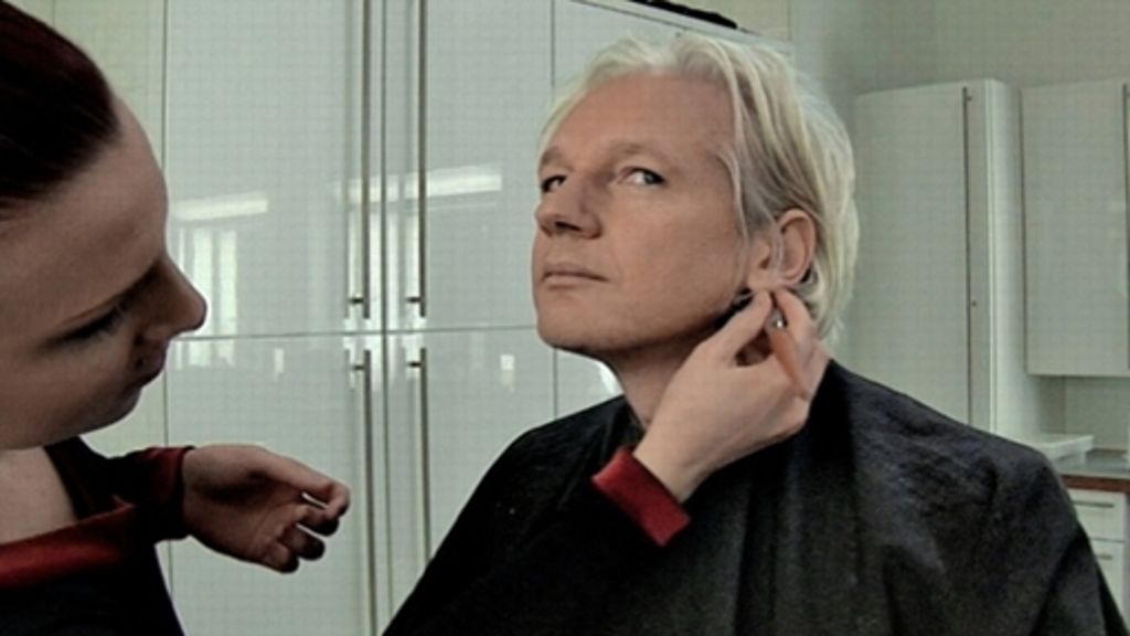  Julian Assange wollte ab einem bestimmten Punkt Geld für seine Teilnahme an dieser Dokumentation über sich und seine Arbeit. Man merkt, wie sehr das den Regisseur Alex Gibney geärgert hat. 
