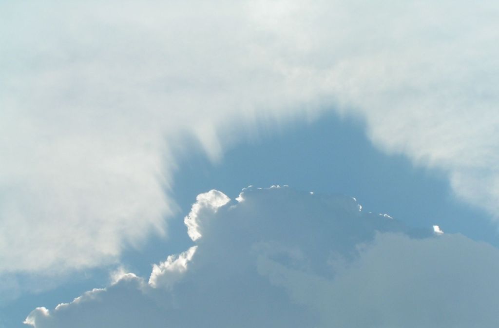 Ein ähnliches Schattenspiel ist hier zu sehen: „Das Foto zeigt eine Gewitterwolke und darüber – wie eine Krone – den vereisten Teil dieser Wolke als Schatten. Auch hier wird die Sonne von der Wolke verdeckt“, beschreibt ein Sprecher des DWD das Phänomen.