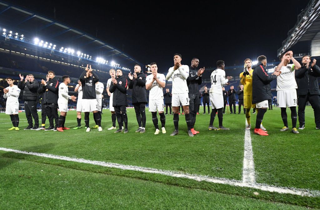 Raus mit Applaus: Die Spieler von Eintracht Frankfurt verabschieden sich nach grandiosen Auftritten aus der Europa League und bedanken sich bei ihren Fans.