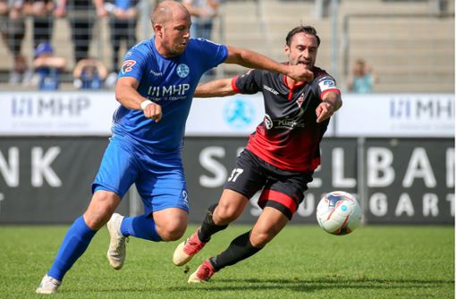 Lukas Kling (li.): Stabilisator mit viel Erfahrung im zentralen Mittelfeld der Stuttgarter Kickers. Foto: Baumann