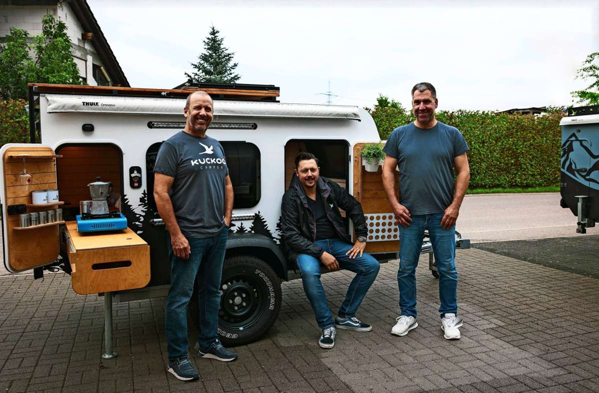 Drei Männer und ihr Wohnwagen: Peter Schneewolf, Dani Blum und Markus Gärtner (von links) mit ihrem Schätzchen „Bruno“.