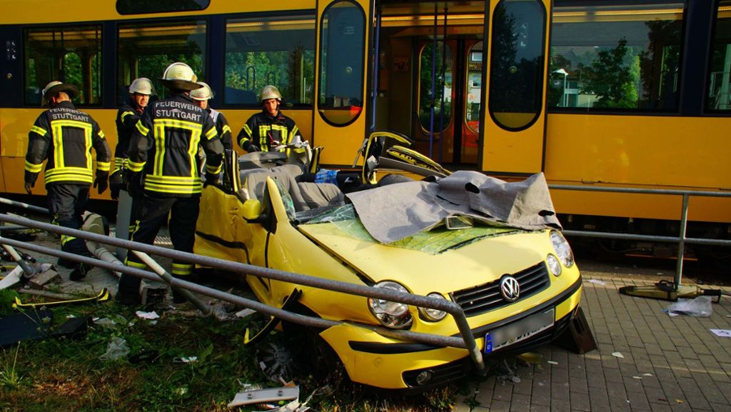 Unfall in Stuttgart-Zuffenhausen: Verletzte nach heftigem Zusammenstoß zwischen Pkw und Stadtbahn