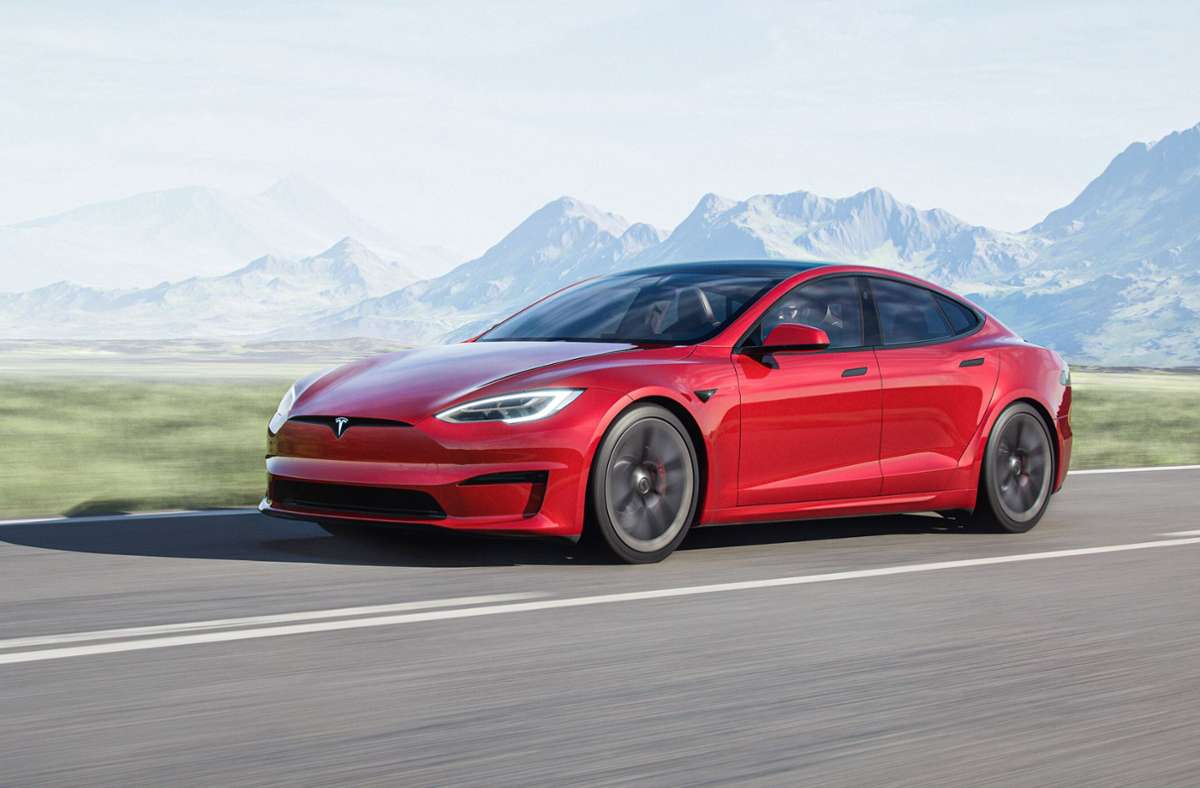 Das Tesla Model S war der Wegbereiter für Elektroautos der Oberklasse. Die Preise für die neueste Ausgabe, die 2022 ausgeliefert werden soll, beginnen bei 86 990 Euro. Die Reichweite soll bei 663 Kilometern liegen.