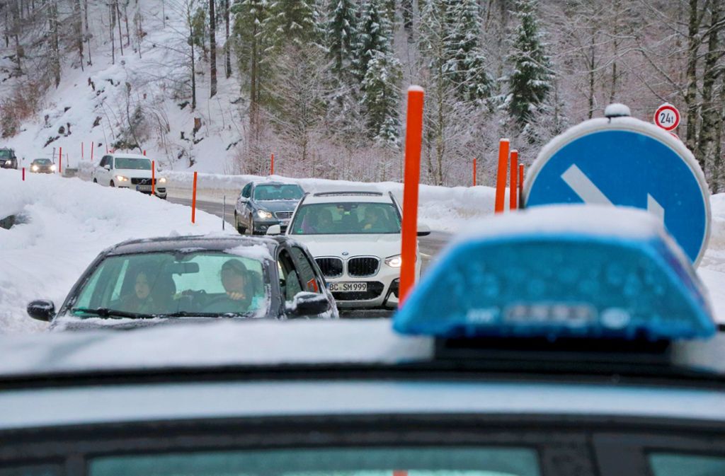 25 Autos mit Schneeketten durften Balderschwang verlassen.