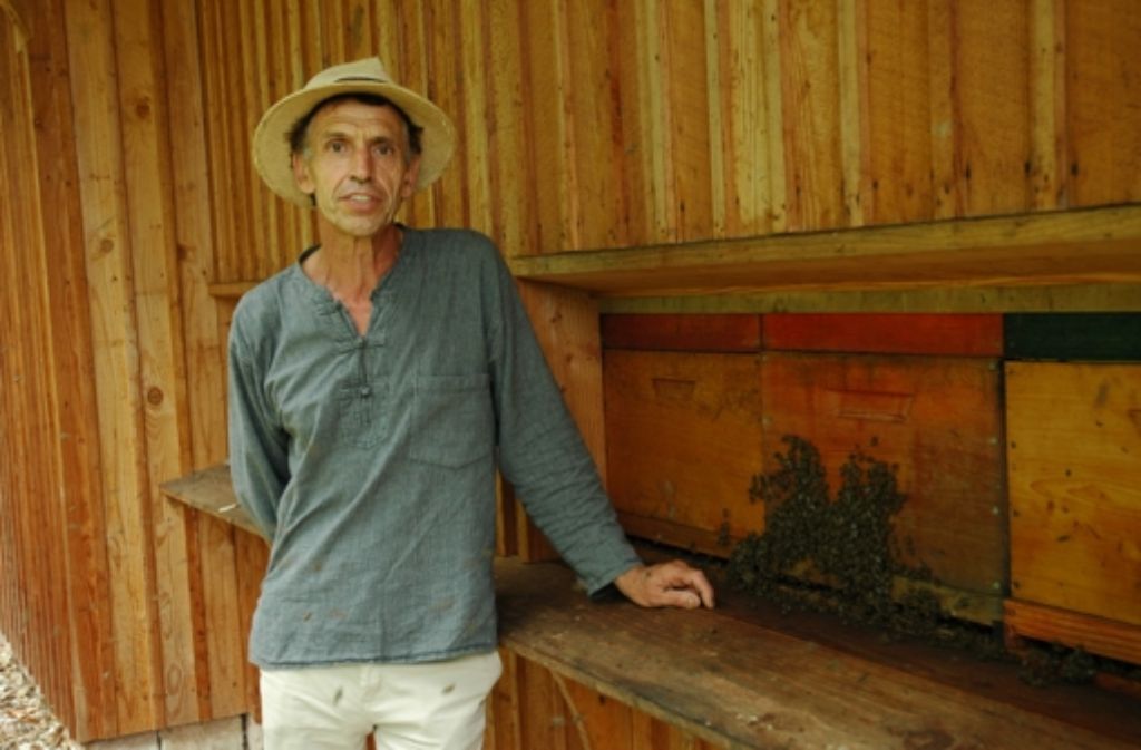 Andreas Höyng ist Gartenbaulehrer der Freien Waldorfschule Uhlandshöhe und hat in seinem großen Garten hoch über der Stadt auch ein Bienenhaus mit acht Völkern.