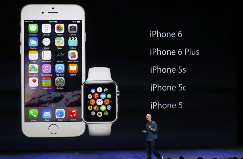 Ob Steve Jobs mit dem iPhone 6 und dem größeren iPhone 6 Plus zufrieden gewesen wäre, darf bezweifelt werden. 2010 sagte er noch, niemand wolle ein Smartphone, kaufen, das man nur mit zwei Händen bedienen könne. Apple überdachte diese Strategie, denn das iPhone 6 Plus hatte immerhin eine stattliche Bildschirmdiagonale von 5,5 Zoll (ca. 13,97 cm), was das Schauen von HD Videos mit 1080p ermöglichte. Auch das kleinere iPhone 6 wurde aufgrund seiner guten Kamera und seiner Akkulaufzeit gelobt.