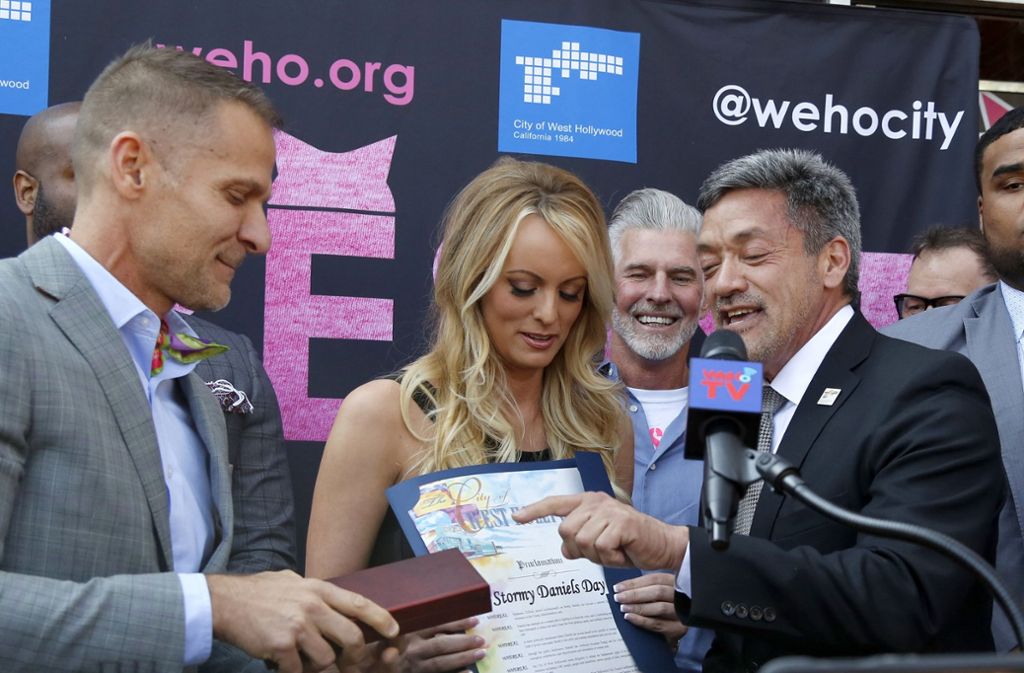 Der Bürgermeister von West Hollywood, John Duran (rechts) und der zweite Bürgermeister John D’Amico (links) proklamieren neben der US-amerikanischen Pornodarstellerin den „Stormy Daniels Day“.