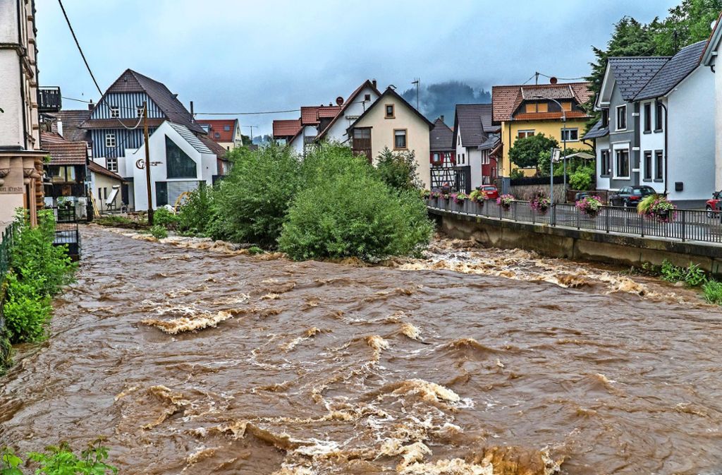 Baden-Württemberg: Der Dauerregen hat vor allem kleine Flüsse kräftig anschwellen lassen. Die Acher (Bild) war noch am Dienstag ein Bach mit 50 Zentimeter Wasserstand. Am Mittwochmorgen schwoll er auf mehr als 1,80 Meter an, um dann wieder auf gut einen Meter zurückzufallen.