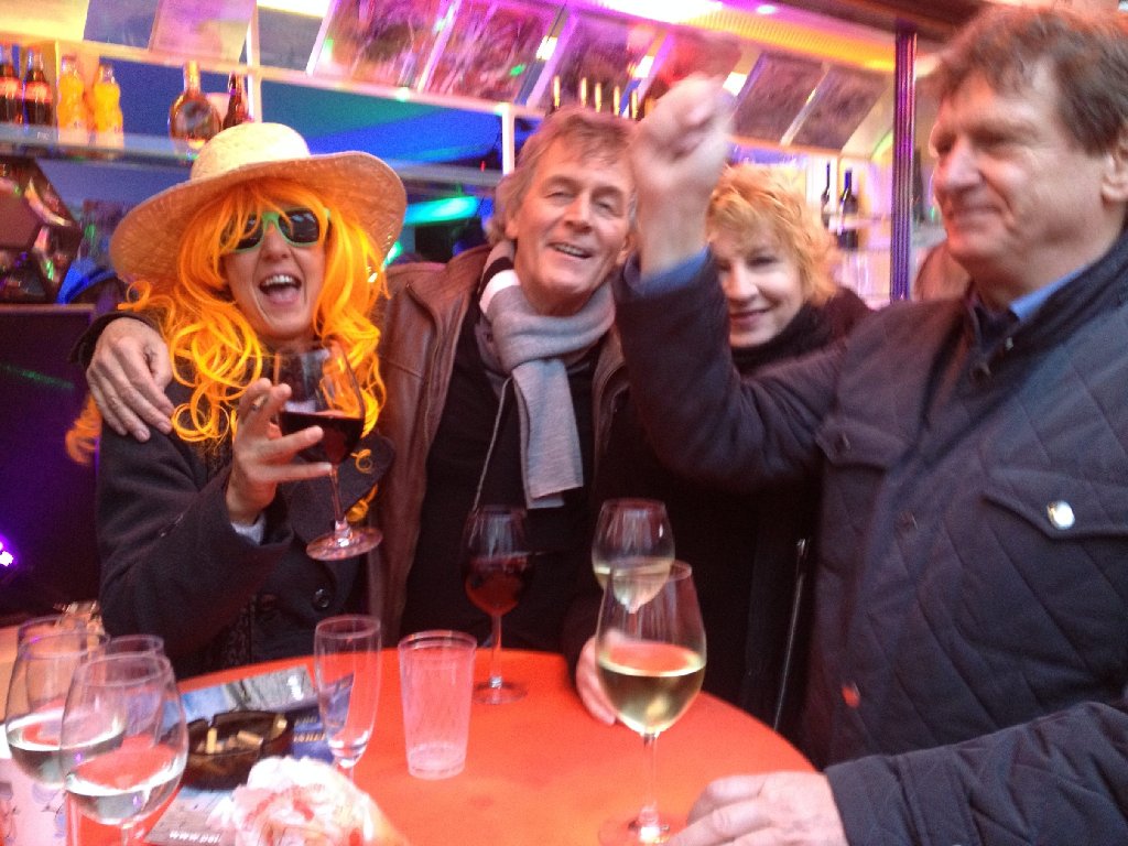 Vom Regen lassen sich die Leonberger das Feiern nicht derderben.