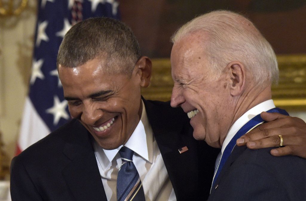 Besondere Freundschaft: Barack Obama hat zum Ende seiner Präsidentschaft seinem Vize-Präsidenten Joe Biden eine Freiheitsmedaille überreicht.