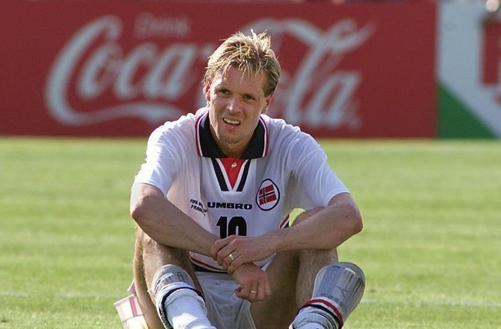 Kjetil Rekdal: Durch seine gute Spielübersicht und genauen Pässe fungierte Rekdal als Spieler meist auf der zentralen Position im Mittelfeld. Der dritte Platz in der Bundesliga 1999 mit Hertha BSC gilt als sein größter Erfolg als Spieler abseits der Jahre in Norwegen. In der höchsten deutschen Spielklasse absolvierte Rekdal 73 Partien. 83 Länderspiele machte er für Norwegen und 17 Tore.