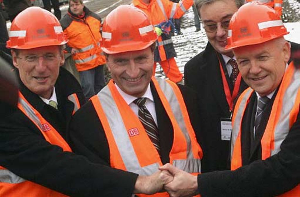 OB Schuster, Ministerpräsident Öttinger und Bahnchef Grube besiegeln mit einem Handschlag den Baustart für Stuttgart 21. Foto: Zweygarth
