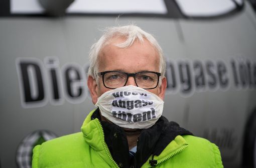 DUH-Geschäftsführer Jürgen Resch demonstriert im September bei der Eröffnung der Internationalen Automobilmesse IAA gegen den Diesel – öffentlichkeitswirksam mit einer Atemschutzmaske. Foto: dpa