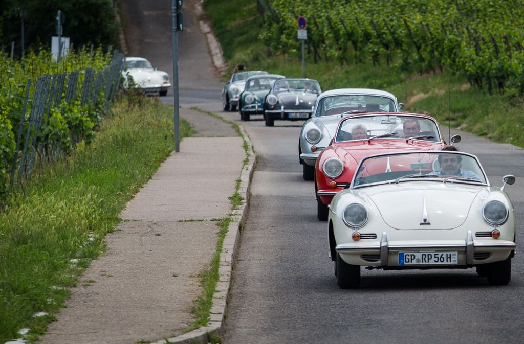 Alte Porsche-Fahrzeuge vom Modell 356 fahren beim Porsche-356-Stammtisch die Weinberge zum Württemberg hinauf.