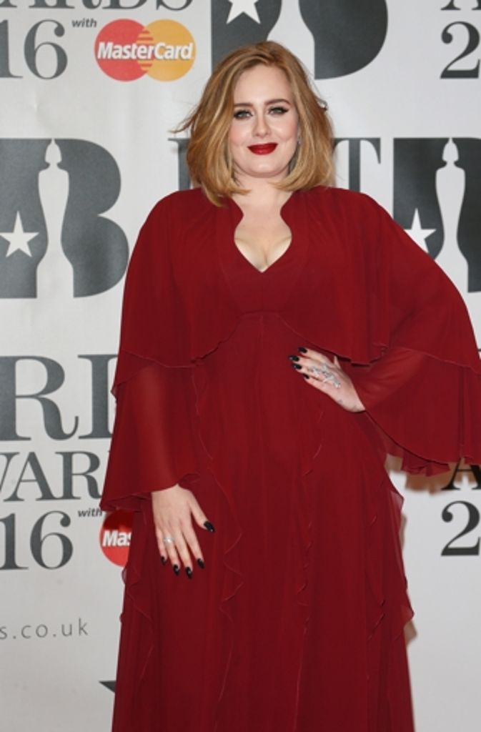 Ihre Musik ist wie Balsam für die Seele, aber das rote Kleid hätte sich Sängerin Adele besser sparen können. Je weiter, desto besser ist bei solchen Kurven nicht immer ratsam, wobei sie mit ihrem zweiten Kleid...