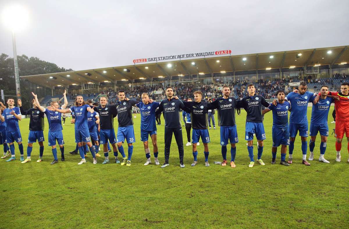 Die Mannschaft der Stuttgarter Kickers nach dem erfolgreichen Spiel.
