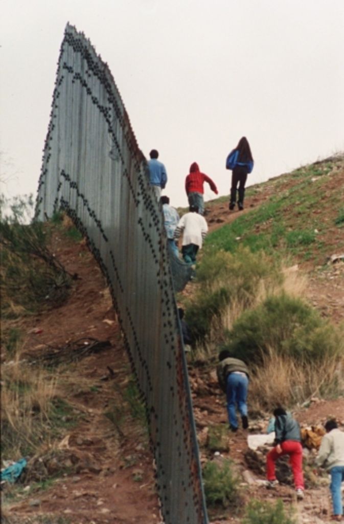 Trump wetterte auch gegen mexikanische Einwanderer: „Wenn Mexiko seine Leute rüberschickt, dann schicken sie nicht ihre Besten. Sie schicken Leute, die viele Probleme haben. Sie bringen Drogen. Sie bringen Verbrechen. Sie sind Vergewaltiger. Und einige, nehme ich an, sind gute Menschen.“ Als Schutz gegen illegale Einwanderer möchte Trump eine Mauer entlang der gesamten mexikanisch-amerikanischen Grenze bauen lassen (ähnlich wie im Bild: Grenzzaun zwischen San Diego (USA) und Tijuana (Mexiko)).
