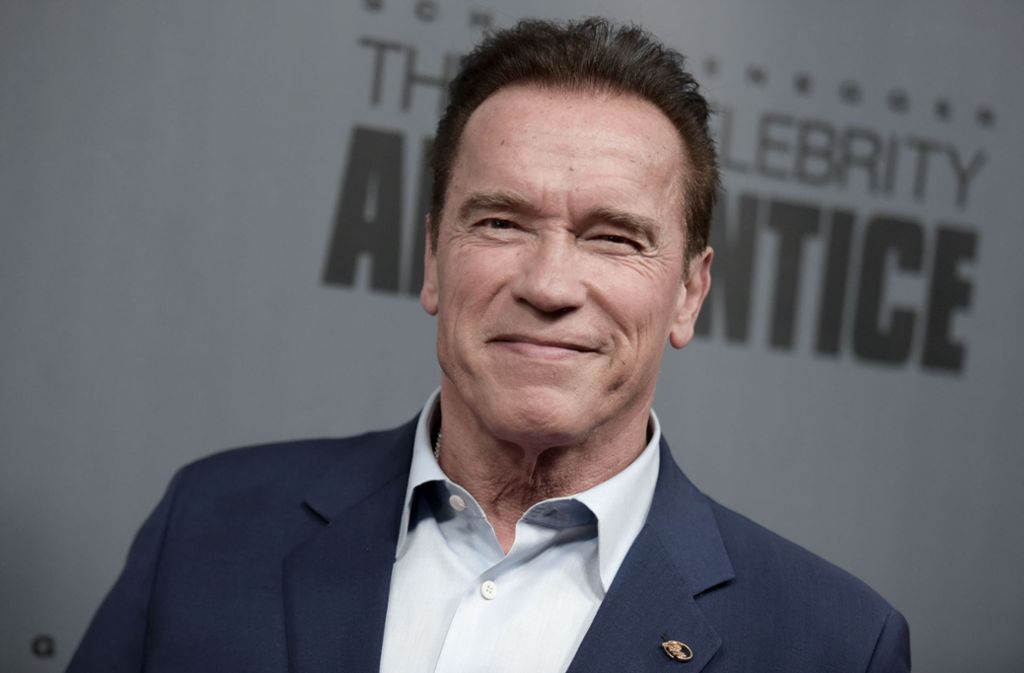 Trump selbst moderierte die Sendung bis 2015, als die Quoten sanken, hielt er mit seiner Kritik am Terminator-Darsteller nicht zurück: „Arnold Schwarzenegger hat „The Apprentice“ nicht freiwillig verlassen, er wurde wegen seiner schlechten, armseligen Zuschauerquoten gefeuert – nicht von mir. Ein trauriges Ende einer großartigen Show.“