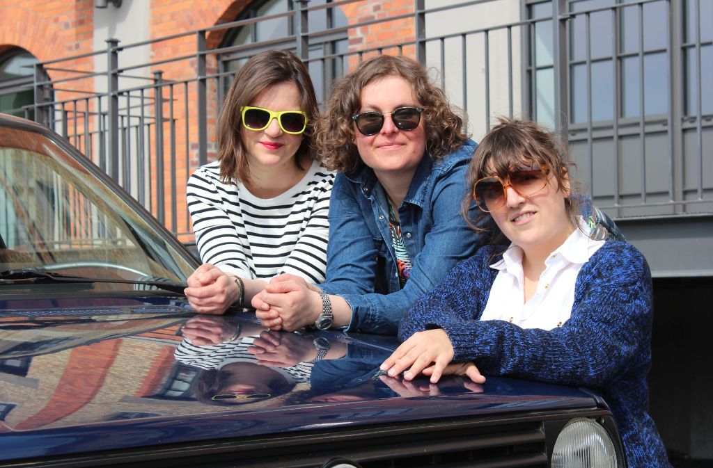 Anne Angert, Eva Maisel und Tina Ackermann (von links) beim privaten Fotoshooting mit ihrem Auto.