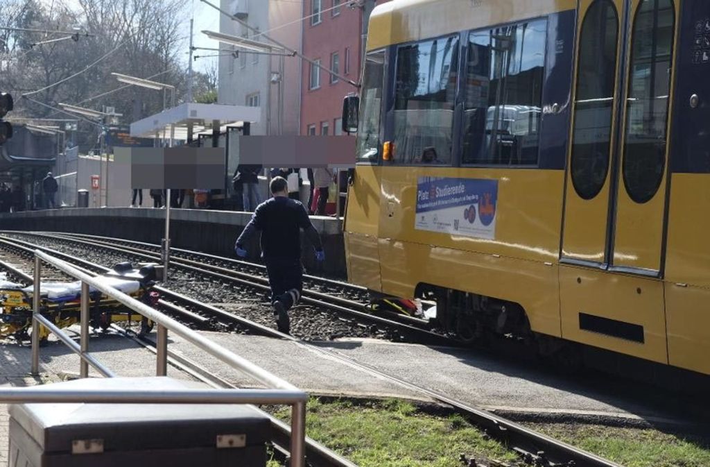 Der Mann wurde beim Überqueren der Gleise von der Stadtbahnlinie U7 erfasst.