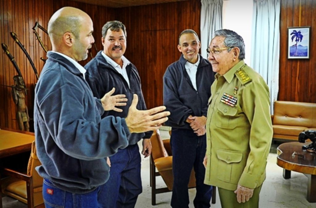Präsident Raúl Castro (rechts) empfängt die von den USA seit 1998 festgehaltenen Agenten in der Heimat.