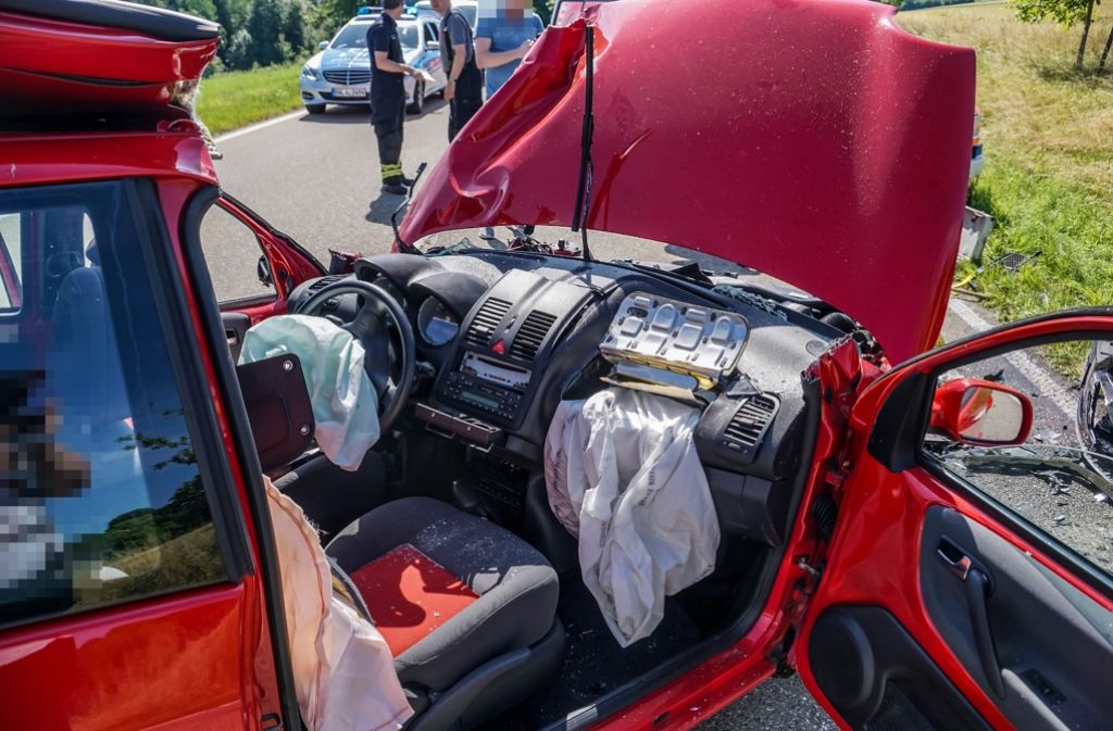 Die 29-jährige Ford-Fahrerin musste von der Feuerwehr aus ihrem Auto geholt werden.