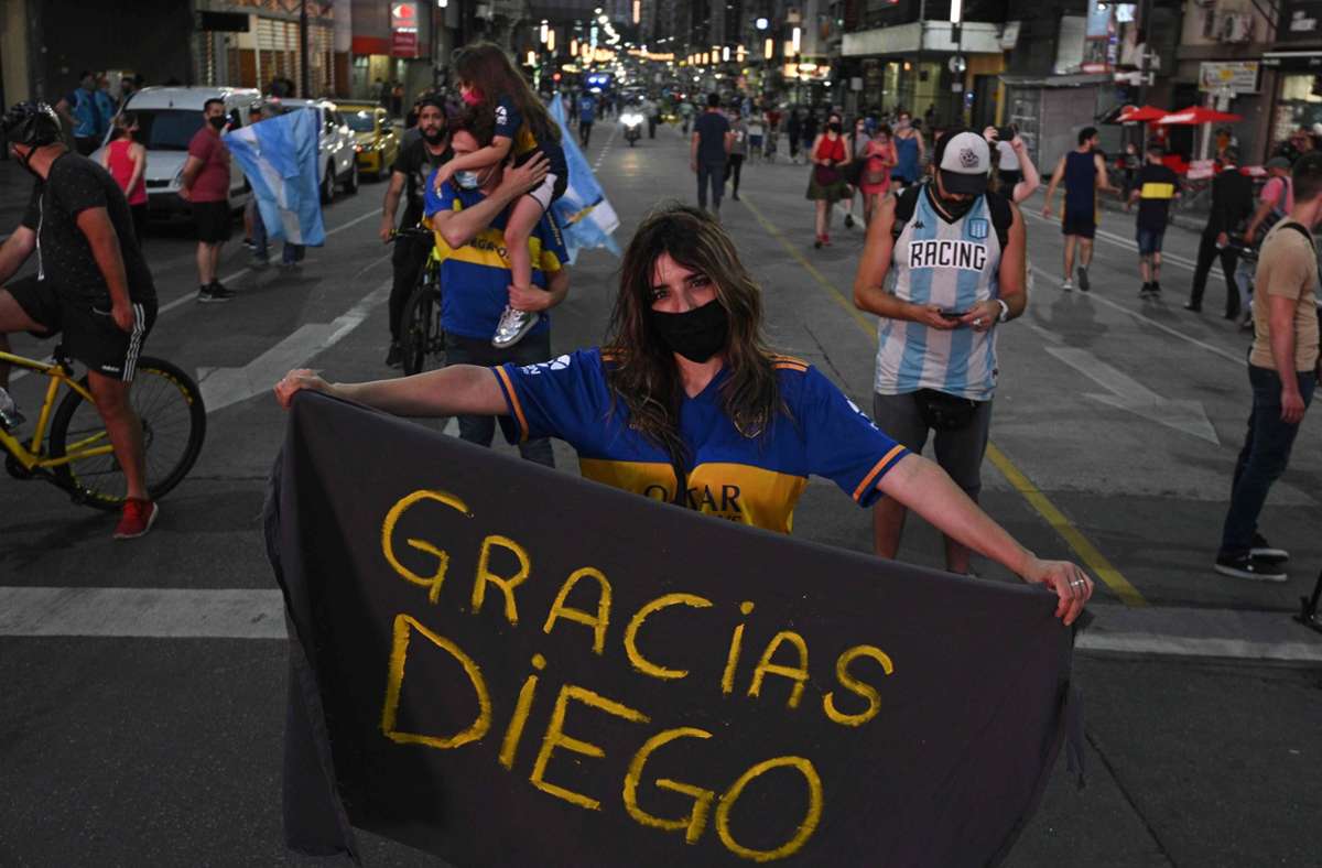 „Gracias Diego“ – in Argentinien ist eine dreitägige Staatstrauer angeordnet.