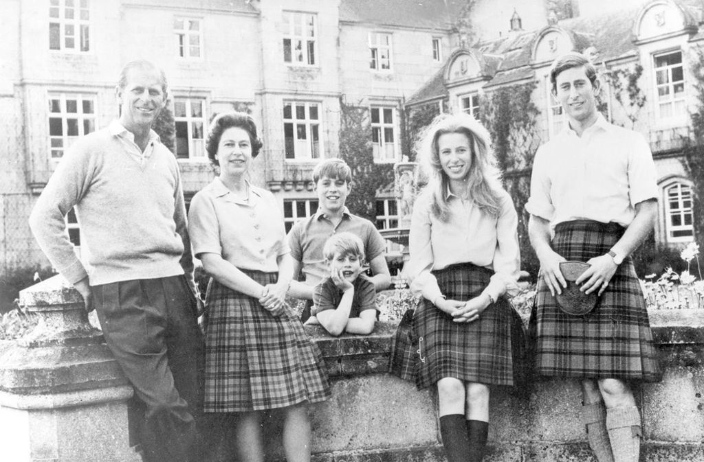 Familienurlaub im Jahr 1972 auf Schloss Balmoral in Schottland: Philip, Elizabeth, Andrew, Edward (stützt sich auf), Anne und Charles (von links)