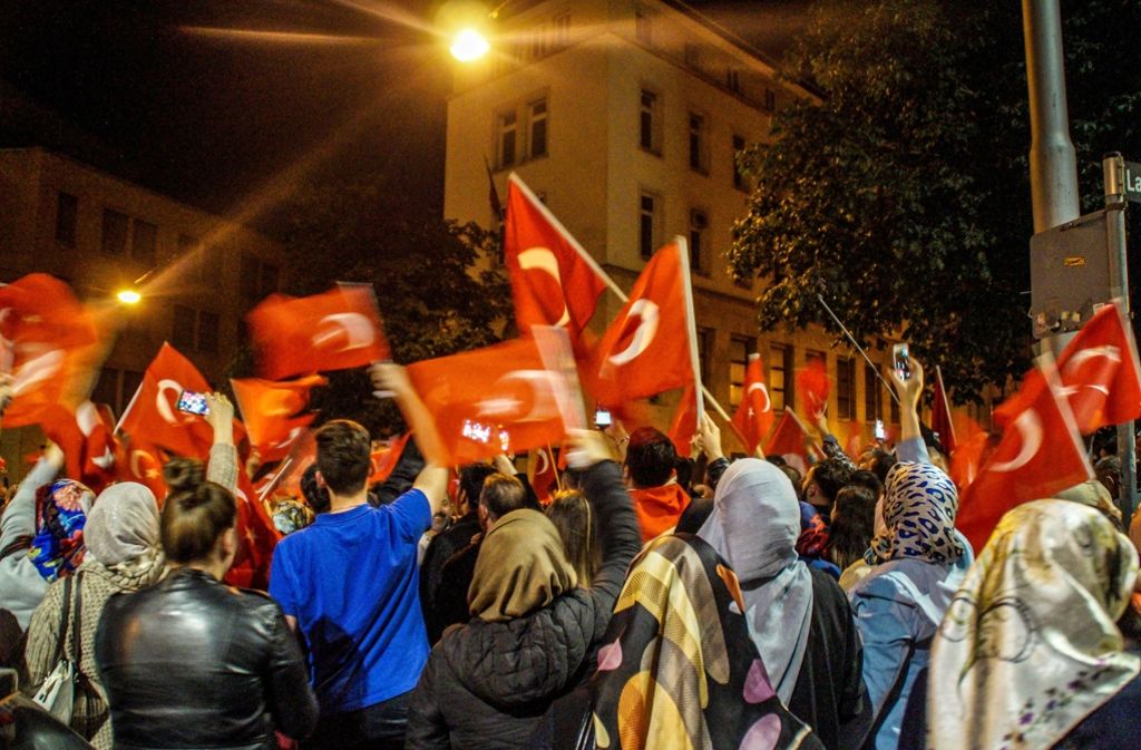 Die türkischen Demonstranten haben gegen den Putschversuch demonstriert.