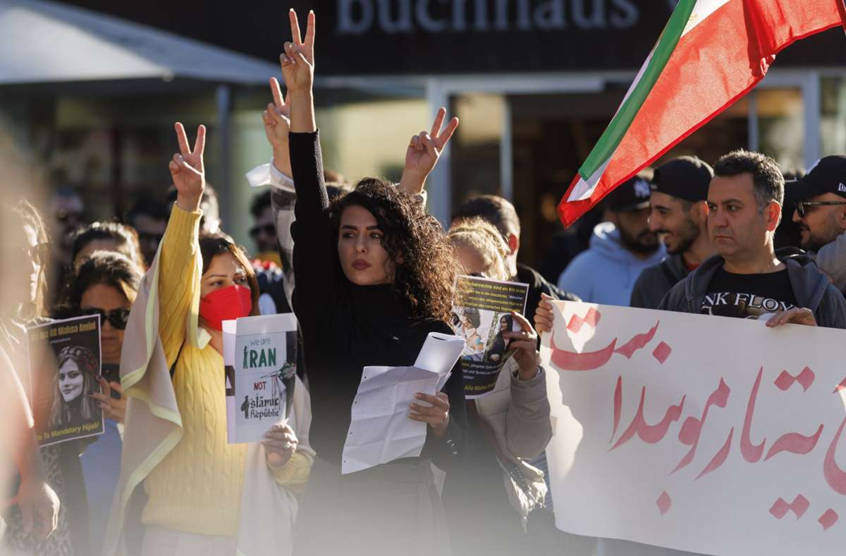 Teilnehmerinnen und Teilnehmer bei einer Demo in Stuttgart solidarisieren sich mit den Frauenprotesten im Iran.
