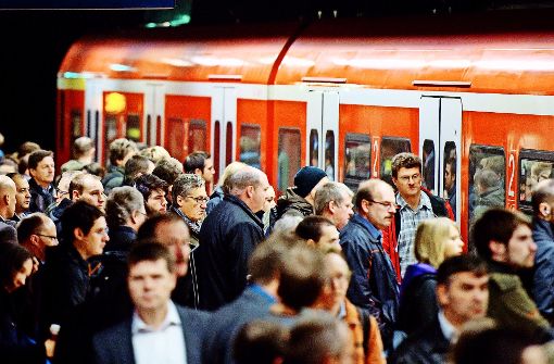 Auch 2017 müssen Fahrgäste wegen  Gleisbaustellen wohl Verspätungen und Zugausfälle bei der S-Bahn in Kauf nehmen Foto: dpa