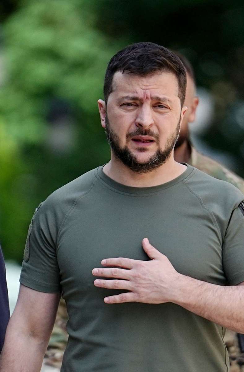 Wolodymyr Selenskyj zeigt sich oft mit gestählter Brust im engen Tarnfarben-T-Shirt.