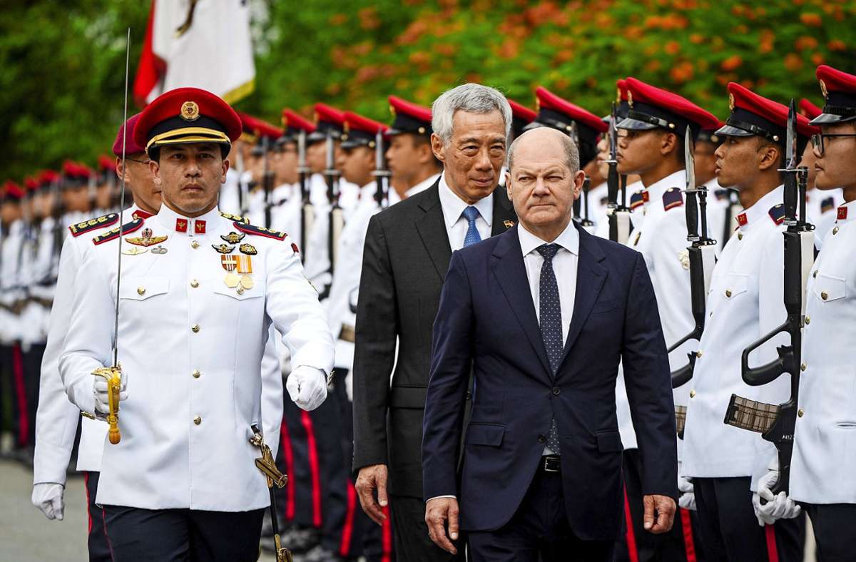 Bundeskanzler Olaf Scholz (vorne) wird von Lee Hsien Loong (hinten), Premierminister der Republik Singapur, mit militärischen Ehren empfangen. Am Abend reist der Kanzler weiter ins indonesische Bali zum G20-Gipfel.