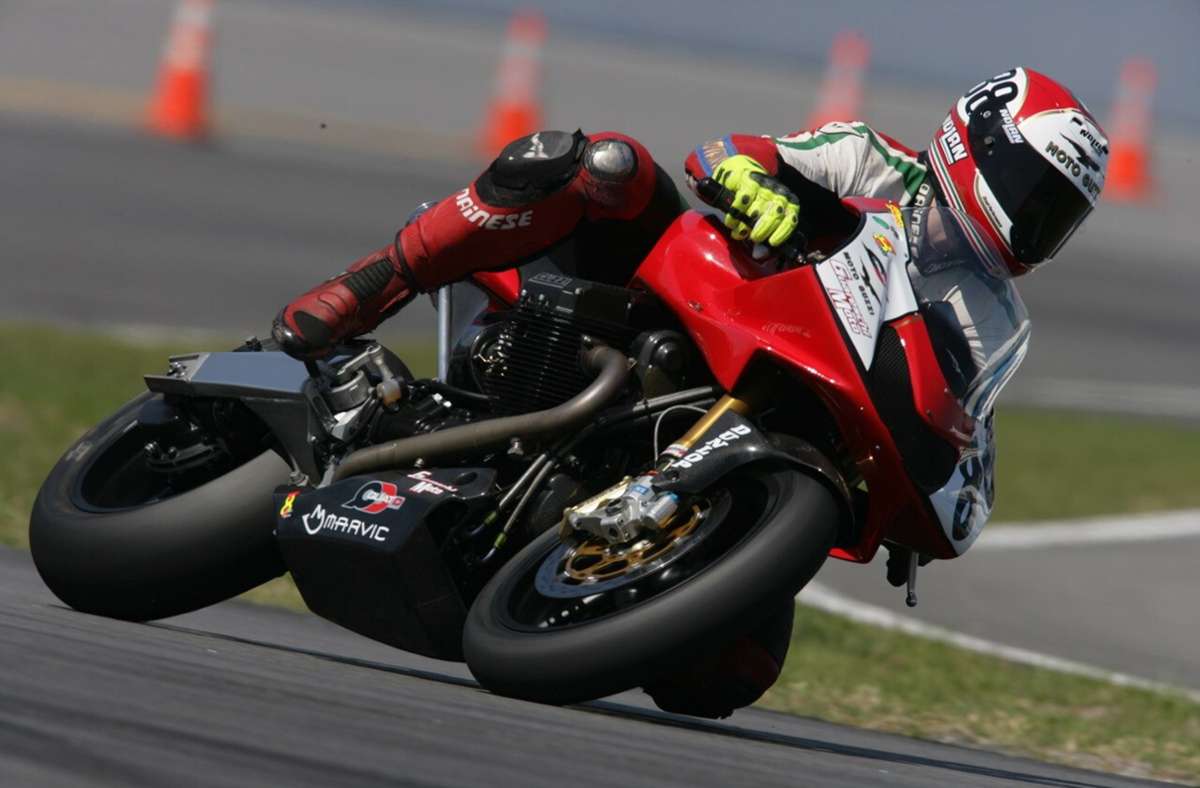 Der legendäre Motorradhersteller Moto Guzzi steht für Geschwindigkeitsrekorde, viele Siege und Weltmeistertitel.