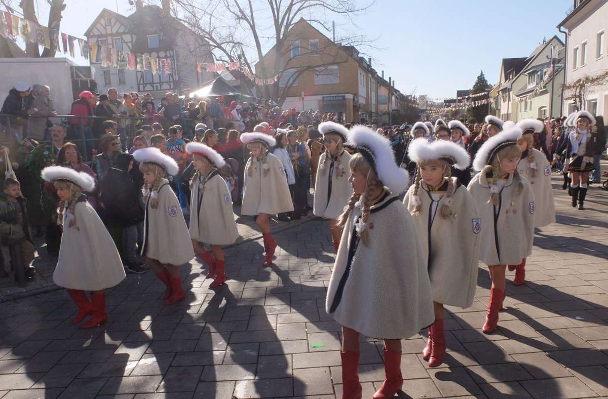 Karnevalistisches gab es ebenfalls mit Tanzgardegruppen beim Umzug in Hofen.