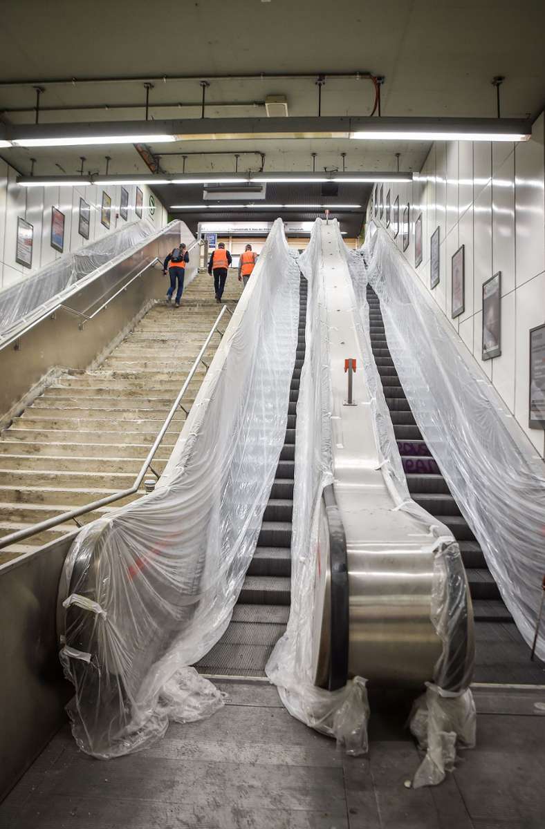 Dieser Treppenabgang zur S-Bahn wird neu belegt. Das soll in nur einem Tag geschafft sein.