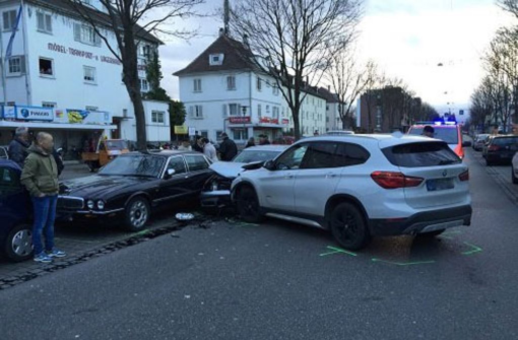 Bei einem schweren Verkehrsunfall in Fellbach sind am Sonntagnachmittag vermutlich zwei Personen verletzt worden.