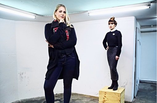 Verbinden Kunst und Mode: Charlotte Stein (li.) und Maria-Assunta Marci. Foto: Heinz Heiss
