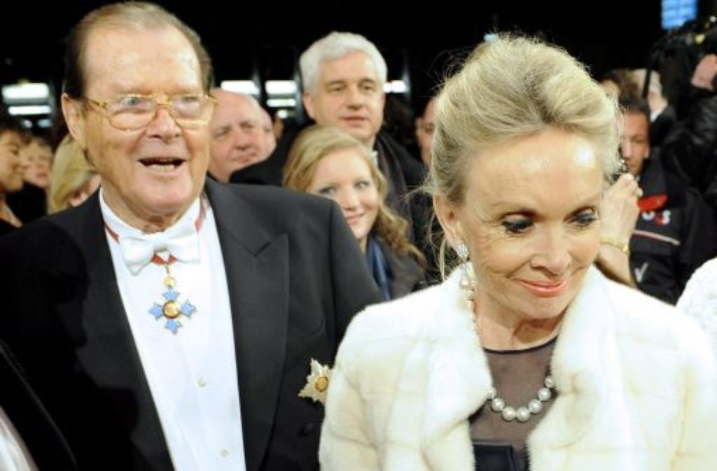 ... die Stars des Abends ein. Der britische Schauspieler Roger Moore erschien mit seiner Frau Kristina Tholstrup ebenfalls auf Einladung von Baulöwe Lugner.