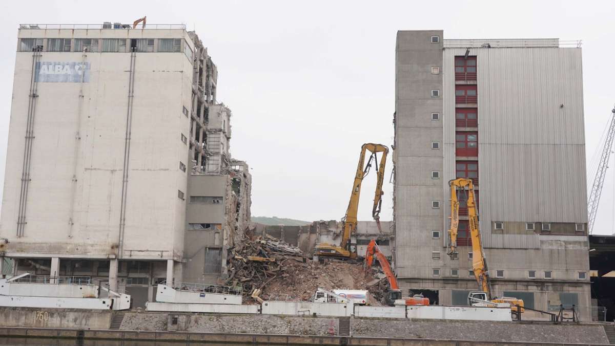 Abrissarbeiten in Stuttgart: Am Neckarhafen  fallen hohe Bauten