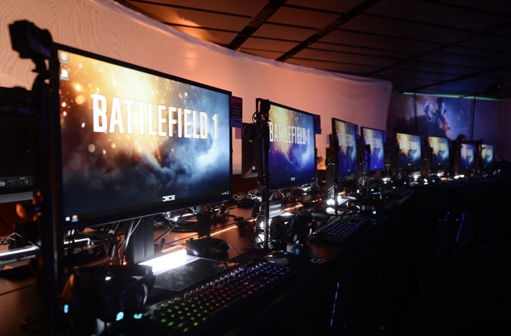 An zahlreichen Bildschirmen konnten die Besucher die neuentwickelten Videospiele Probespielen. Beliebt war vor allem der Egoshooter „Battlefield 1“.
