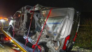 Kreis Reutlingen: Zug und Transporter kollidieren – Fahrzeug Totalschaden