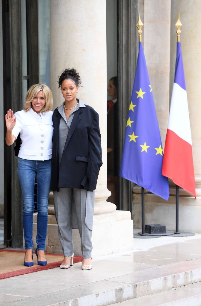 Macrons Frau Brigitte und Sängerin Rihanna treffen sich auf den Stufen des Élyséepalasts.