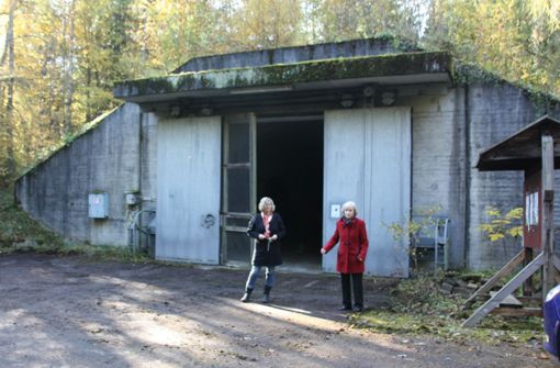 Steffi Cornelius (rechts)  und  Petra Naumann führen in den  Bunker 64, in dem seit vielen Jahren die Einzelteile des Küchenflurhauses lagern. Foto: Natalie Kanter